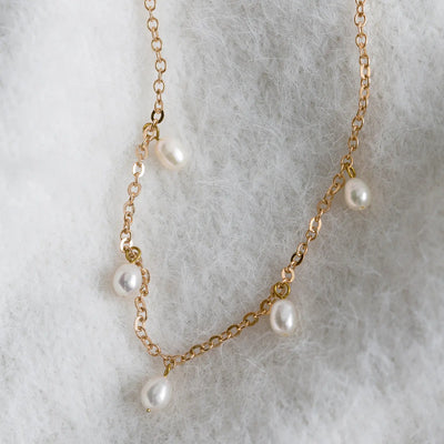 grande collana di perle bianche