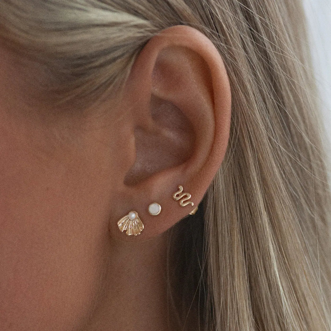 Aria - Shell with Pearl Stud Earrings Timi of Sweden